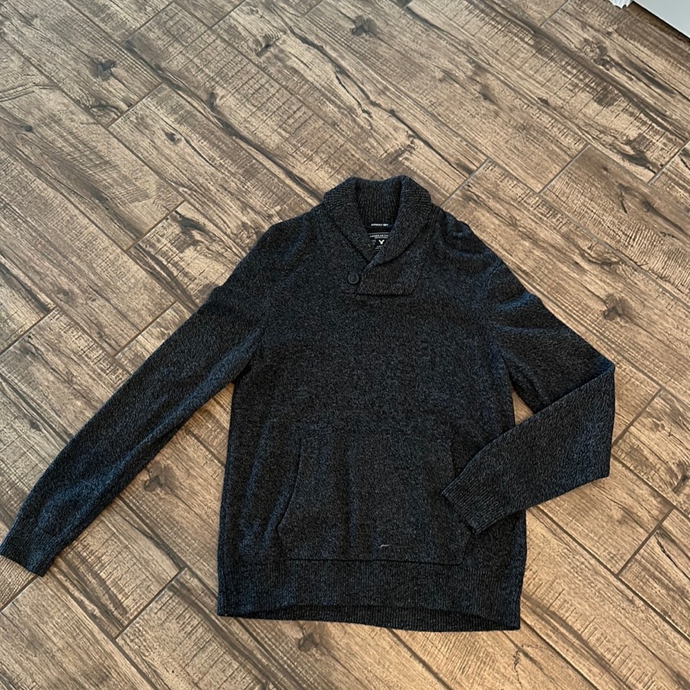 American Eagle men’s sweater. Size medium, never worn!Has kangaroo pockets.